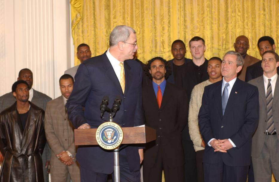 Gennaio 2002: il presidente Usa George W. Bush omaggia i Lakers alla Casa Bianca